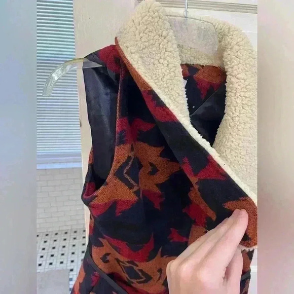 NWT Charlotte Russe fuzzy aztec double lined fall bubble vest size L - Picture 7 of 9